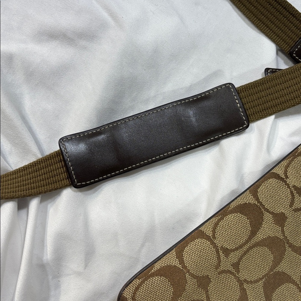 Coach Signature 6016 Stripe Swingpack Crossbody Khaki
Brown Leather Purse bag - Picture 7 of 15